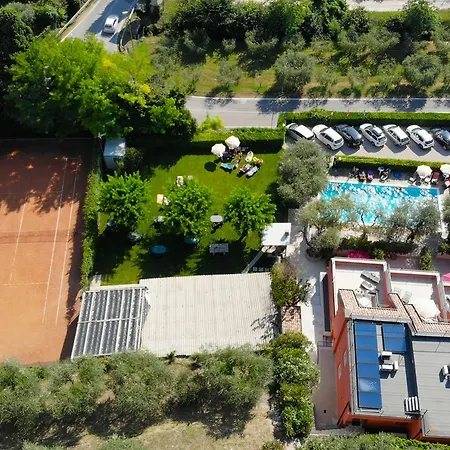 Holidays Ξενοδοχείο με διαμερίσματα Λατζίζε